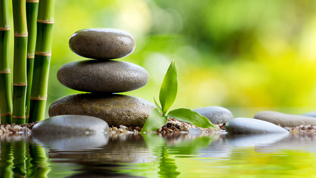 Gestalt terapija - glavni vizual. Fotografija prikazuje mirnu vodu i tri kamena posložena jedan na drugog.